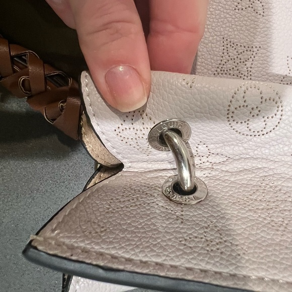 Lv hobo. Length 20”. 16” tall to the top of the strap. - Picture 9 of 12